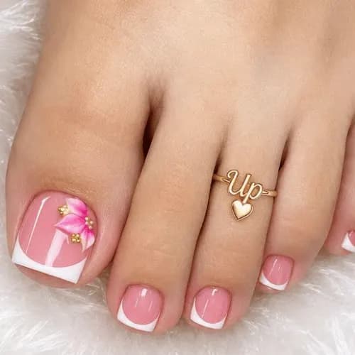 Pedicura en tonos blancos