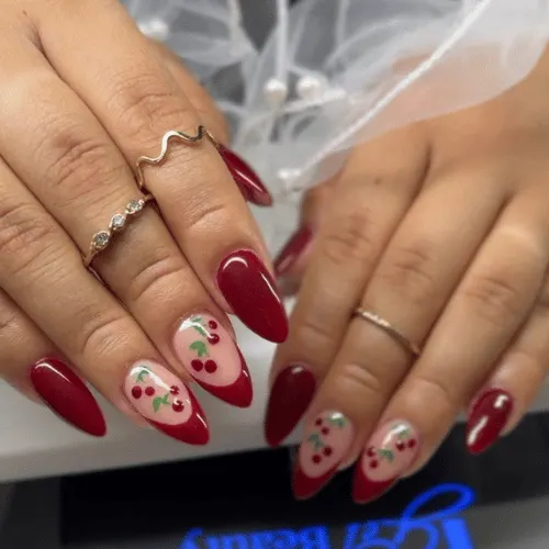 Uñas de gel con diseño artístico